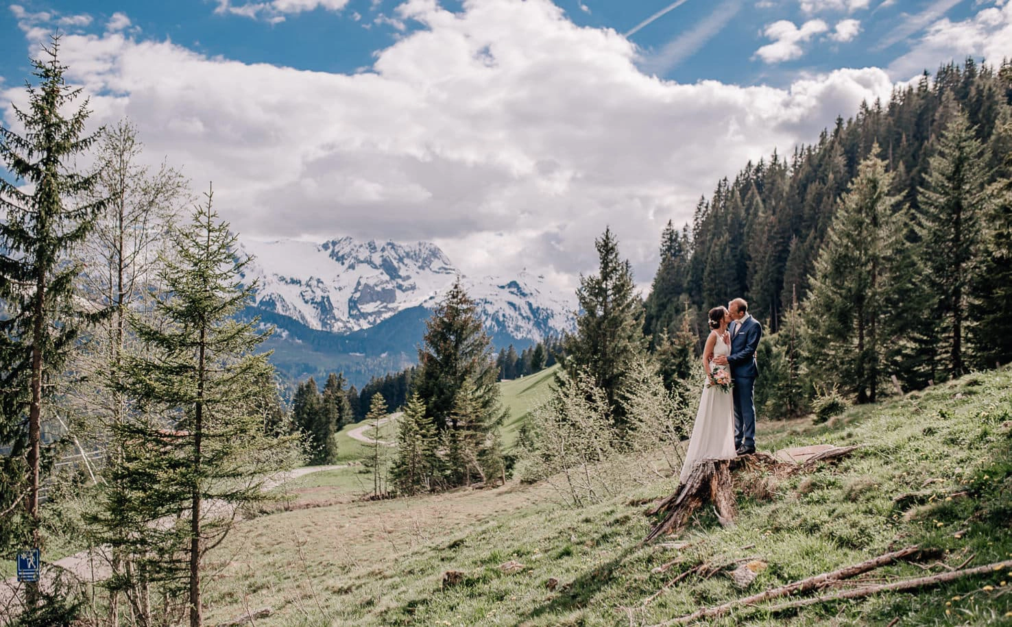 Heiraten am Berg - romantische Alpenhochzeit im Zillertal auf der Rösslalm und im Regionalmuseum, professionelle Hochzeitsfotos von Mica Zeitz von Jung und Wild design