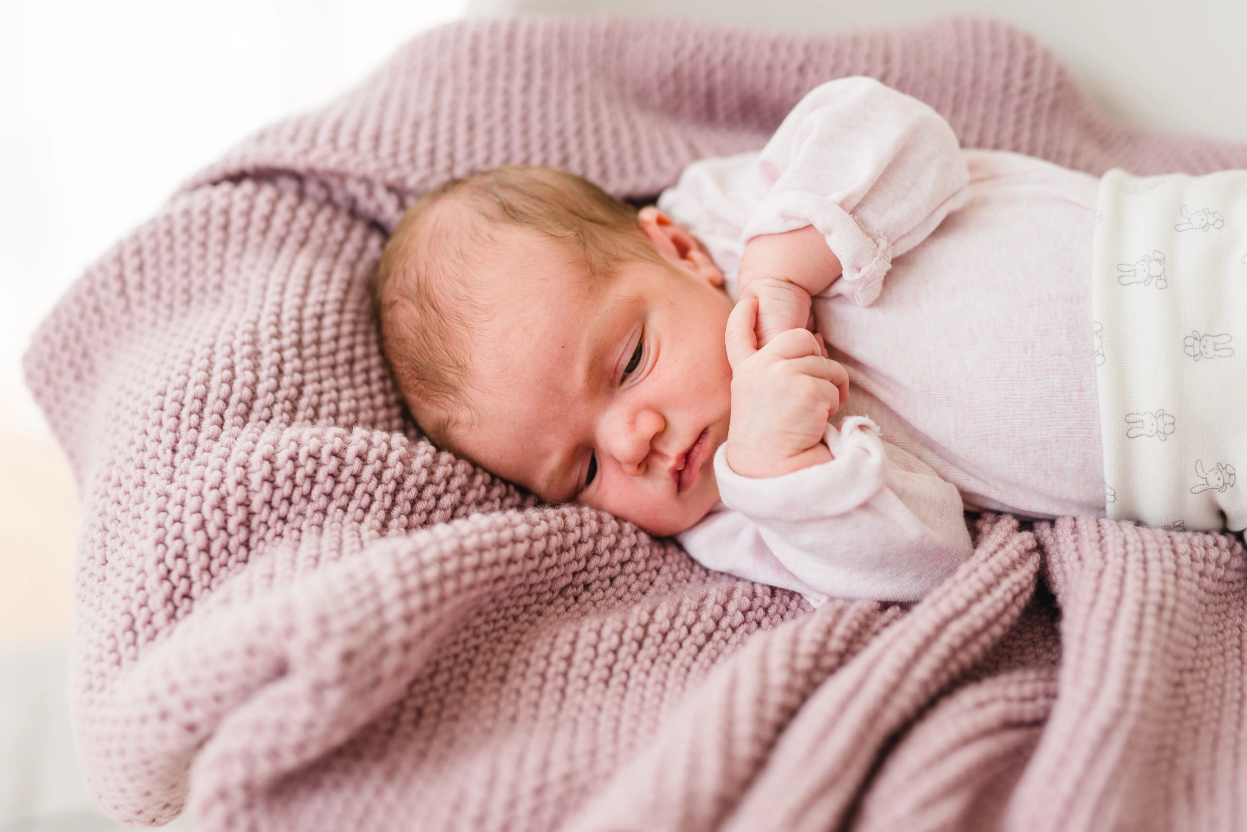 Natürliche Newbornfotos im Raum München, Pfaffenhofen und Ingolstadt von Fotografenmeisterin Mica Zeitz, professionelle Babyfotografie