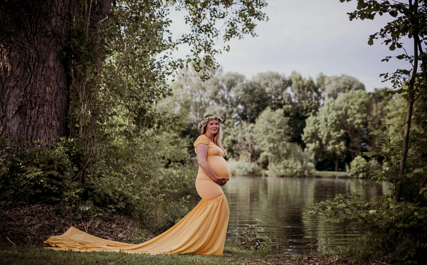 Schwangerschaftsoutfits für dein Babybauchshooting - Langes Kleid mit Schleppe in Gelb - Mica Zeitz Fotografie, München, Pfaffenhofen, Regensburg, Ingolstadt