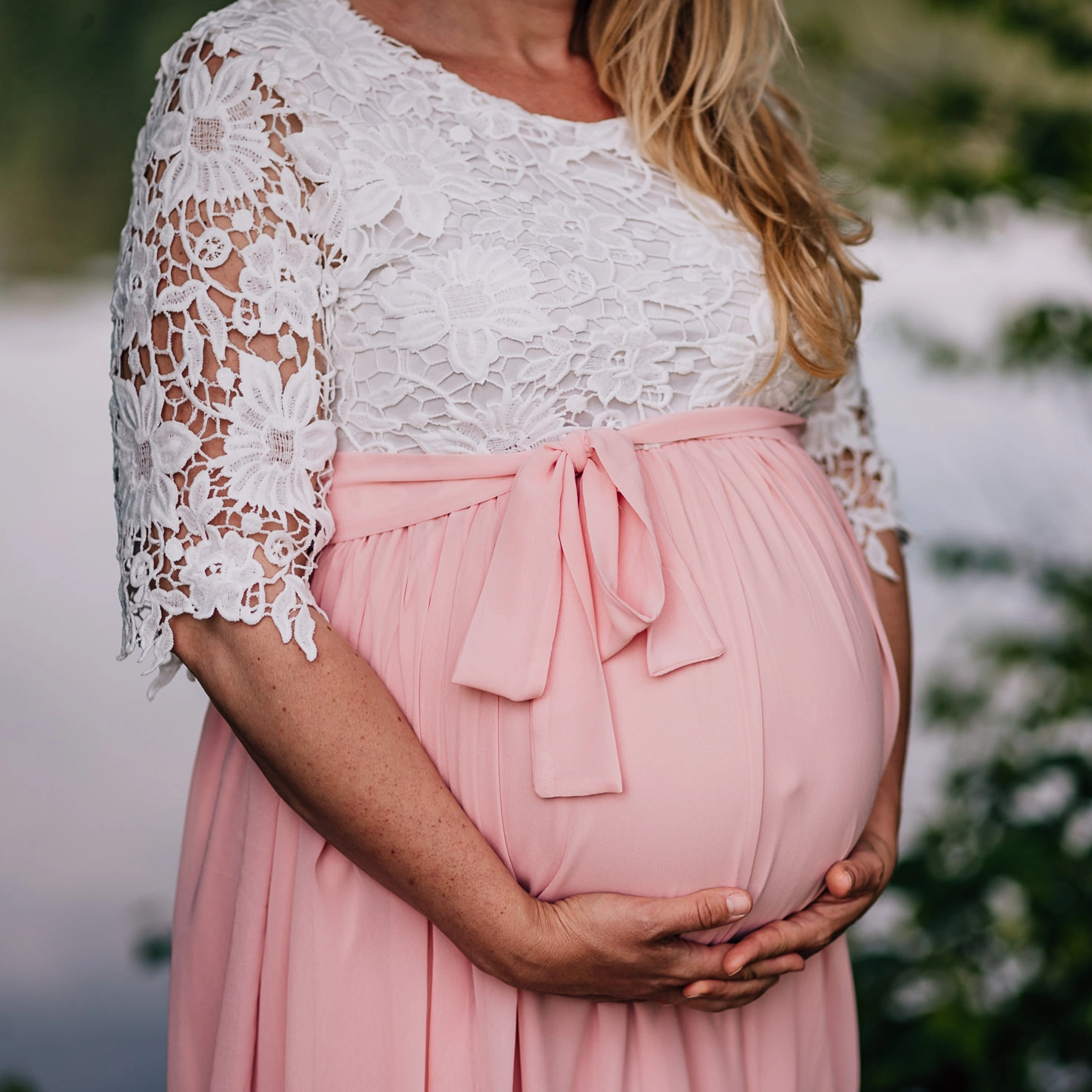 Schwangerschaftsoutfits für dein Babybauchshooting - Langes Kleid mit Spitze - Mica Zeitz Fotografie, München, Pfaffenhofen, Regensburg, Ingolstadt