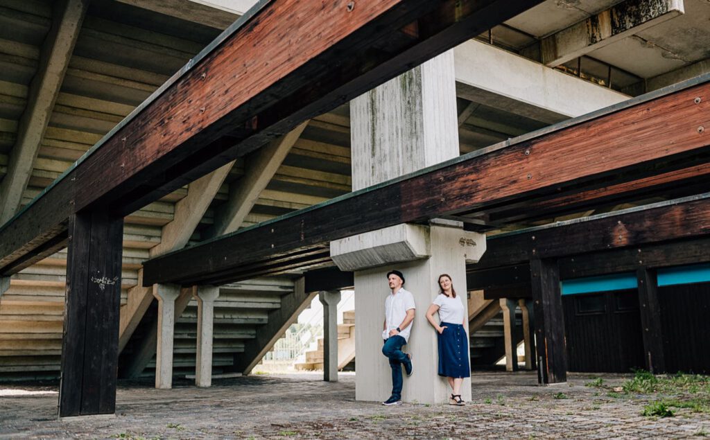 Verlobungsbilder, Pärchenfotos und Engagementshooting im Münchner Norden an der Ruderregatta Oberschleißheim von Mica Zeitz