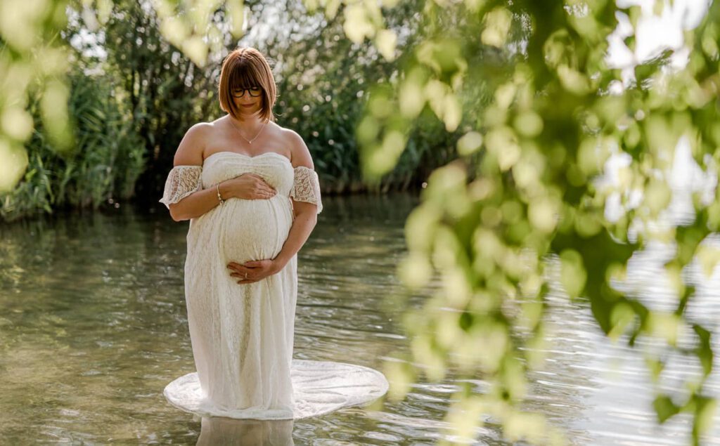 Idyllische Babybauchfotos am See - Bauchfotos von Mica Zeitz im Raum München,Pfaffenhofen, Ingolstadt