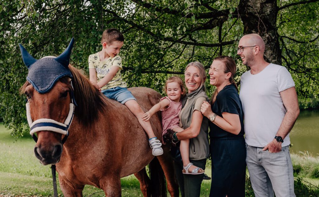 Familienfotos mit Pferd, Kinderfotos, Pferdefotos, Familienfotografin Mica Zeitz München, Pfaffenhofen, Ingolstadt, Regensburg