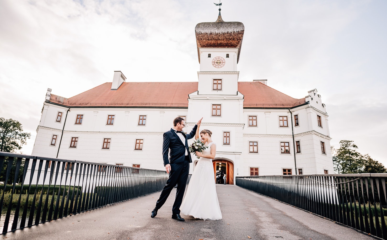 Hochzeitsfotos Schloss Hohenkammer, Hochzeitspaar begleitet von professioneller Hochzeitsfotografin bei Hochzeitsfeier nördlich von München