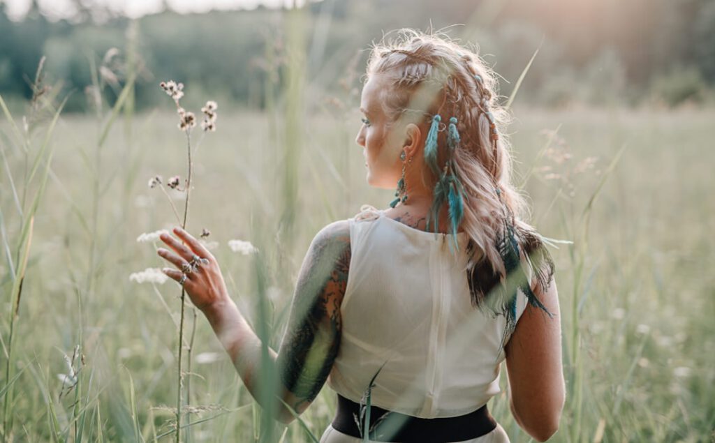 Jung und Wild design - kreative Portraits im Wald bei Abendsonne in der Nähe von München