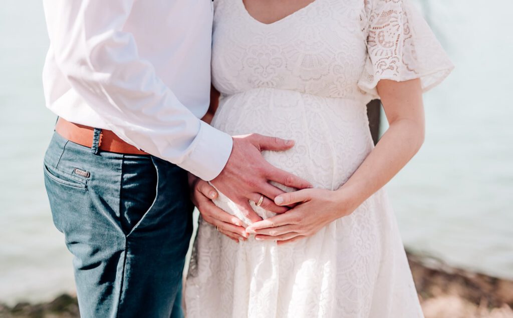 Babybauchshooting am Weiher bei Wind und Sonne im Februar von Jung und Wild design