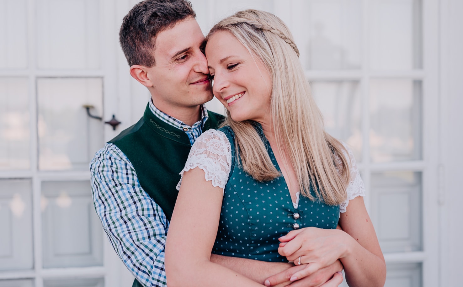 Engagementshoot in München, Paarfotos in der Abendsonne, Pärchenbilder von Jung und Wild design