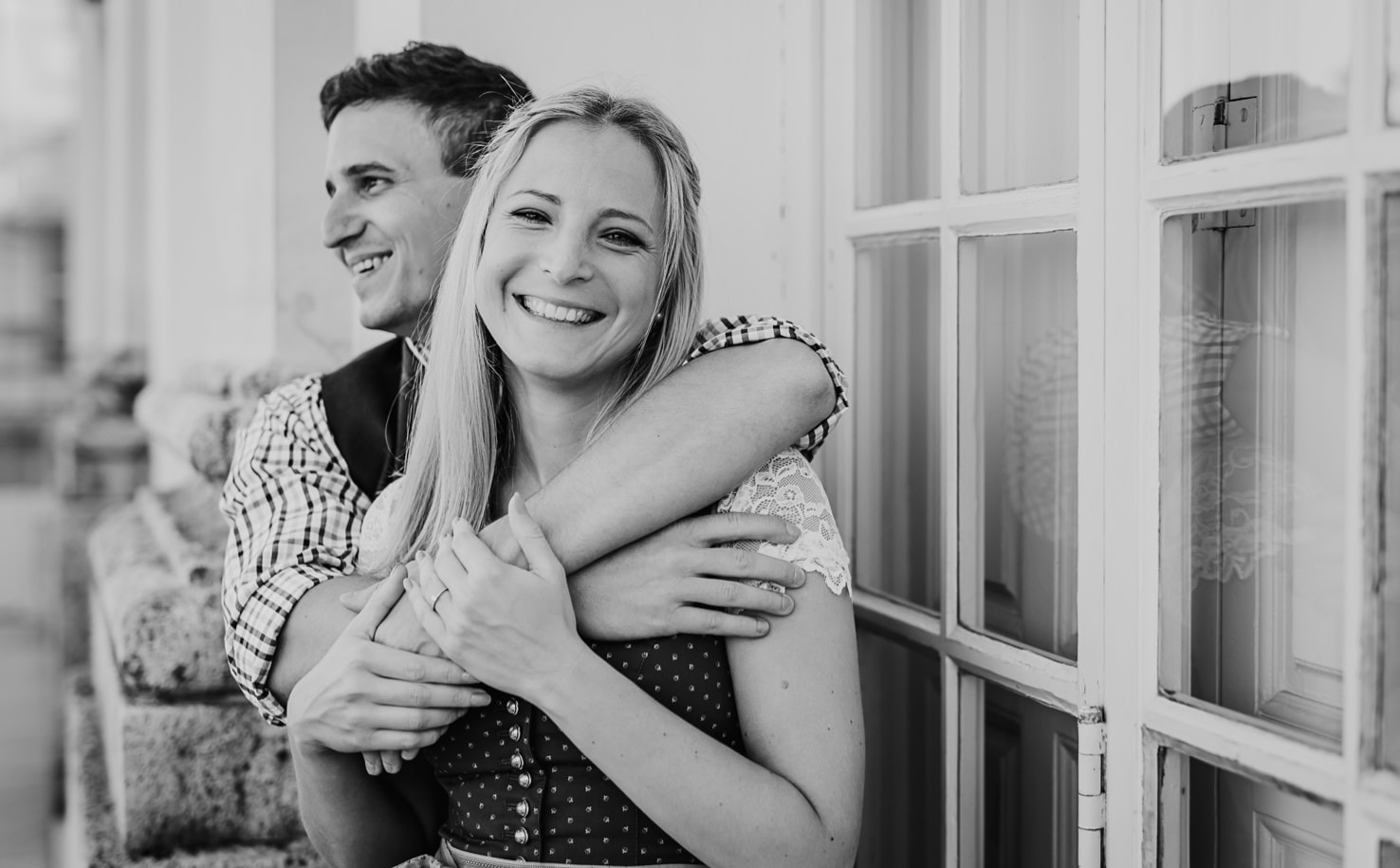 Engagementshoot in München, Paarfotos in der Abendsonne, Pärchenbilder von Jung und Wild design