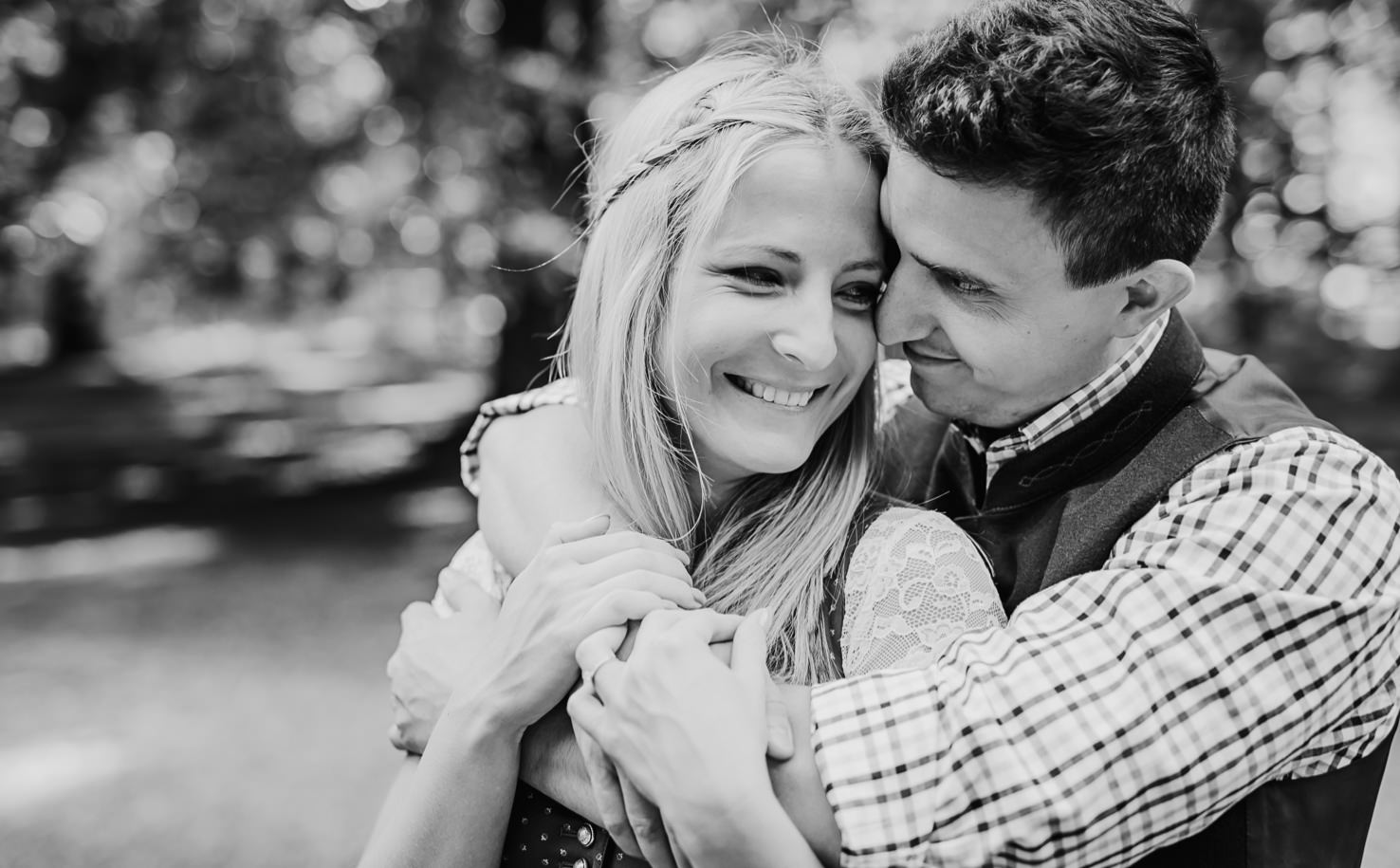 Engagementshoot in München, Paarfotos in der Abendsonne, Pärchenbilder von Jung und Wild design