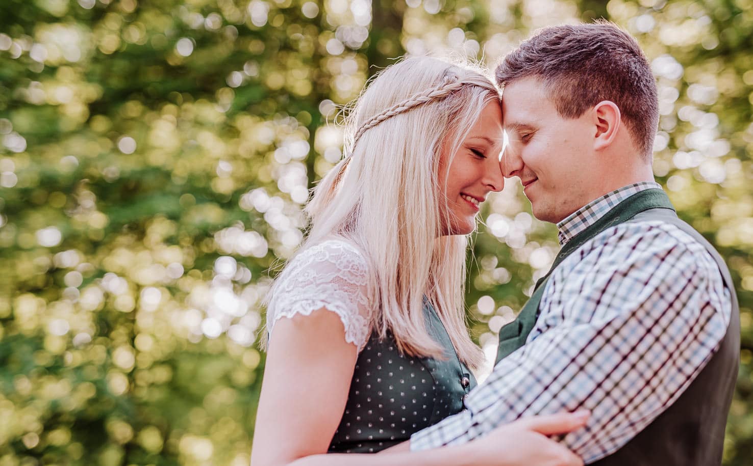 Engagementshoot in München, Paarfotos in der Abendsonne, Pärchenbilder von Jung und Wild design