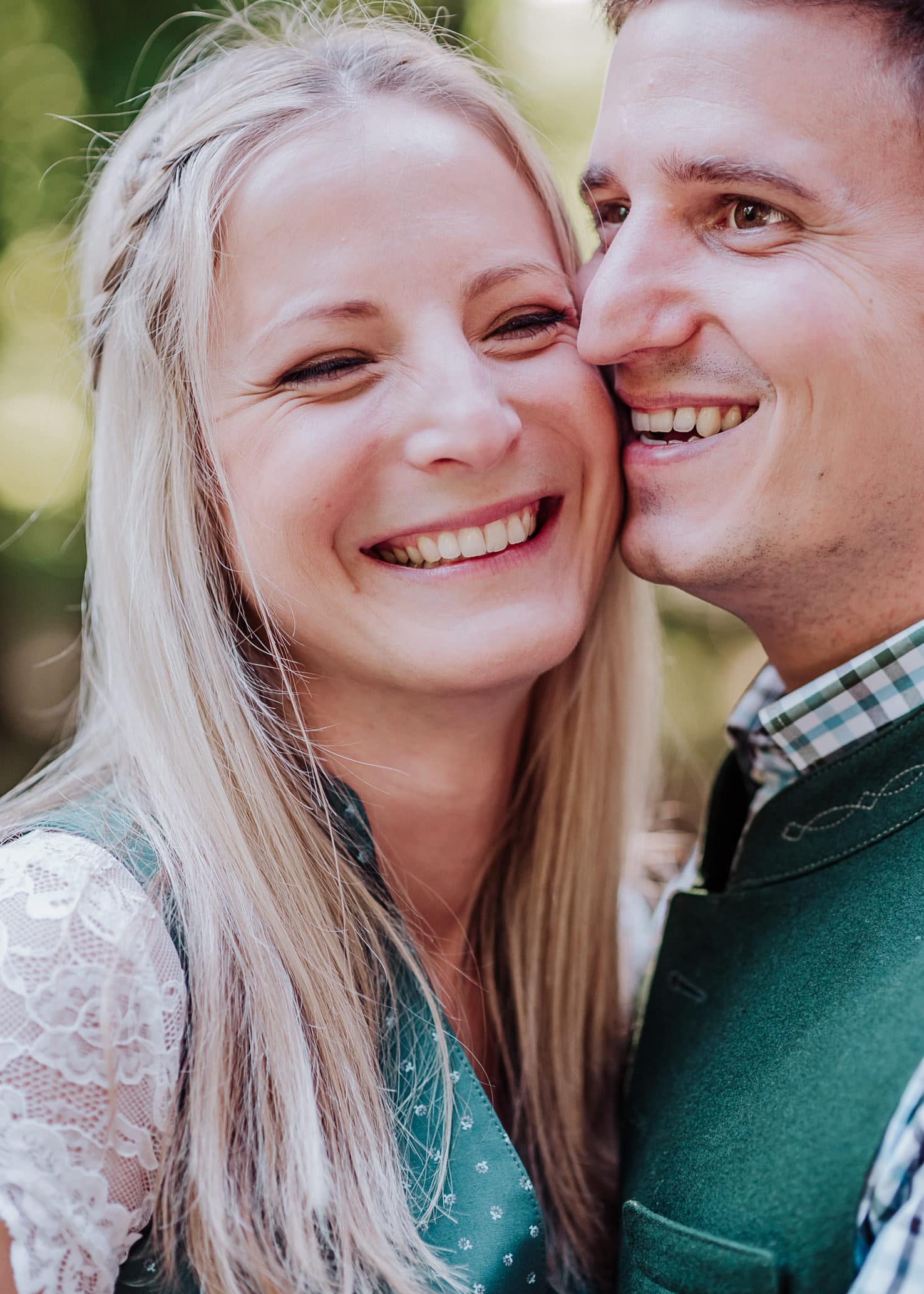 Engagementshoot in München, Paarfotos in der Abendsonne, Pärchenbilder von Jung und Wild design