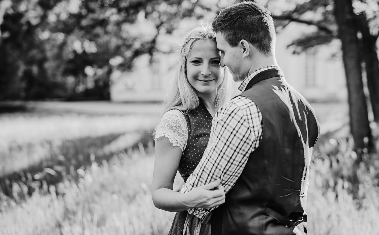 Engagementshoot in München, Paarfotos in der Abendsonne, Pärchenbilder von Jung und Wild design