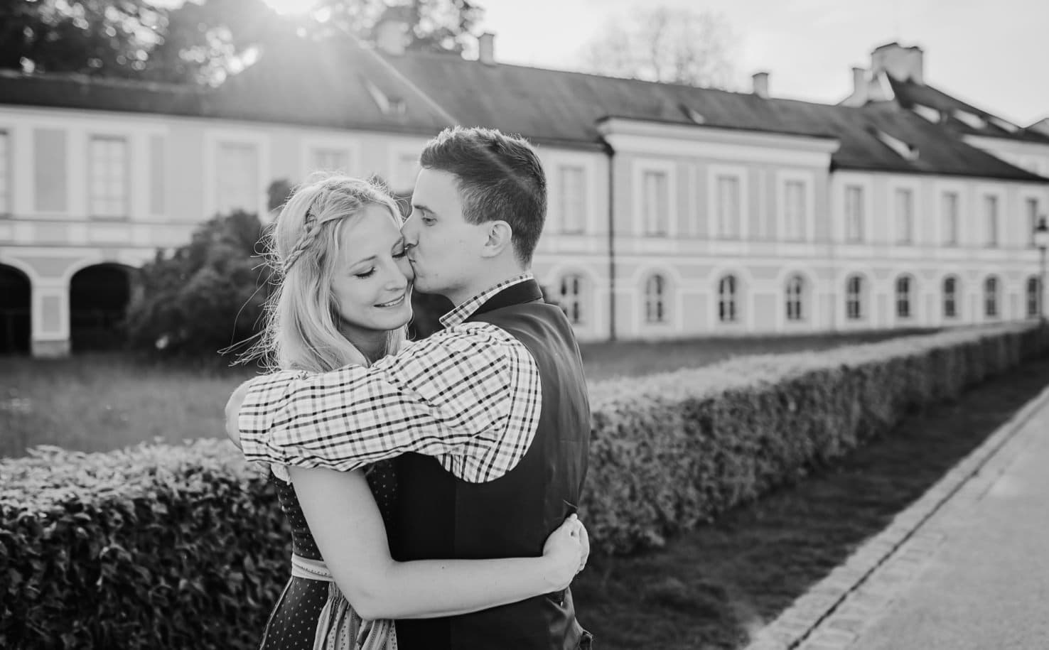 Engagementshoot in München, Paarfotos in der Abendsonne, Pärchenbilder von Jung und Wild design