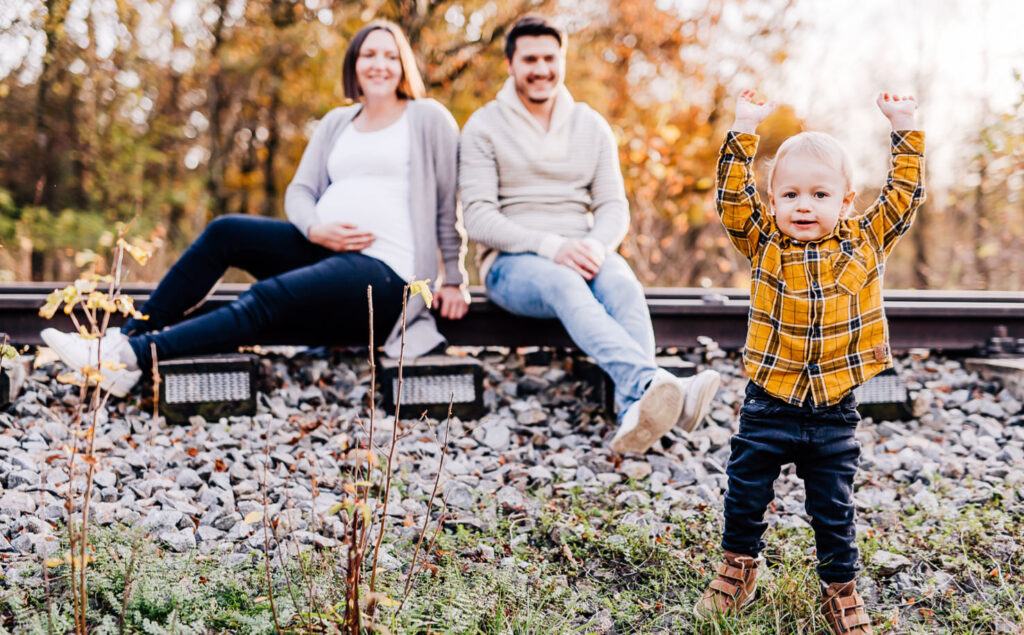 Familienfotografie und Babybauchfotos in und um München, Babybauchshooting, Kinderbilder, Familienshooting von Jung und Wild design