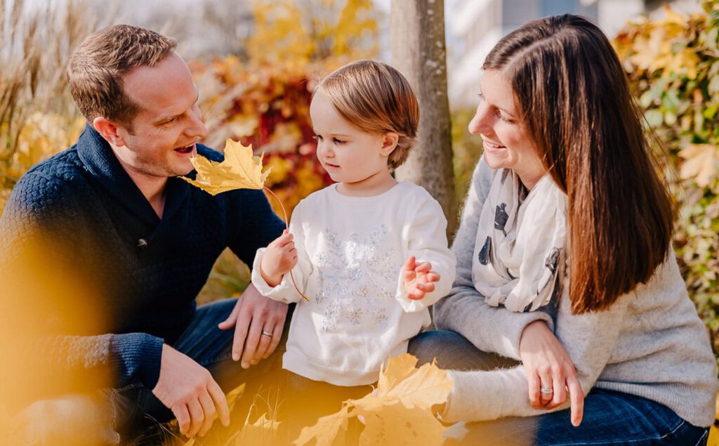 Kindgerechte Familienfotos in und um München, Familienfotos Ende November im Herbstlaub - Jung und Wild design