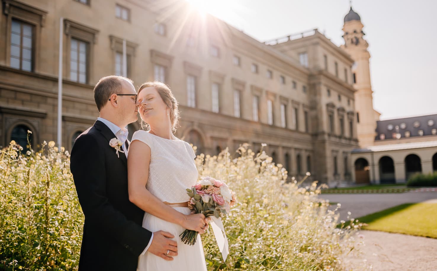 Jung und Wild design - Urbane Hochzeit in München, Sommerhochzeit, Gabelspiel, Portraits in der Innenstadt, Stadthochzeit, Hochzeitsfotos in und um München