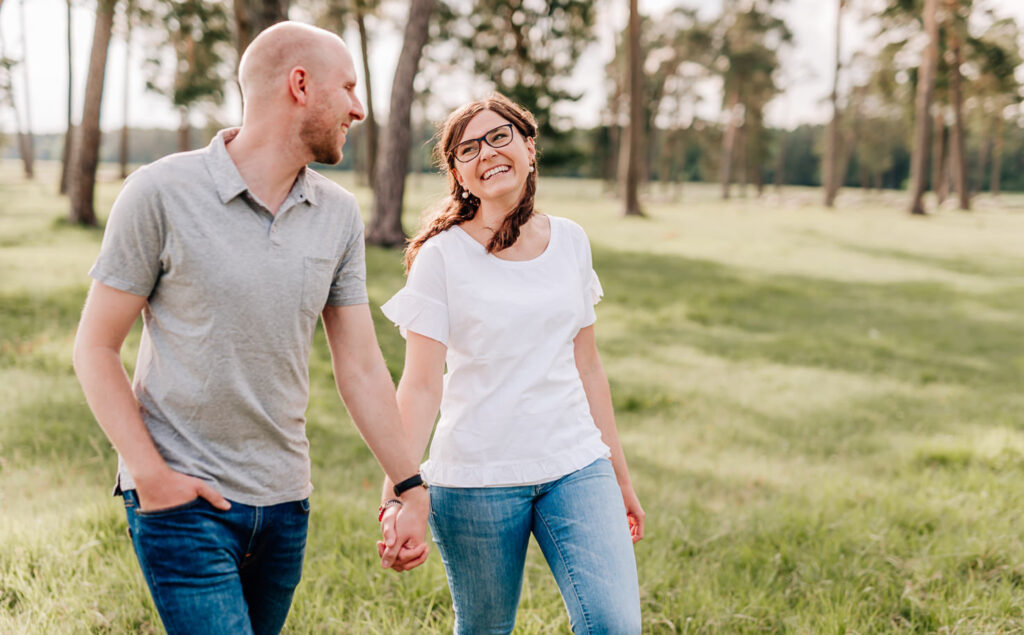 Enagementfotoserie Panzerwiese München von Mica Zeitz, Fotografin für Hochzeiten und People, Pärchenshooting bei München