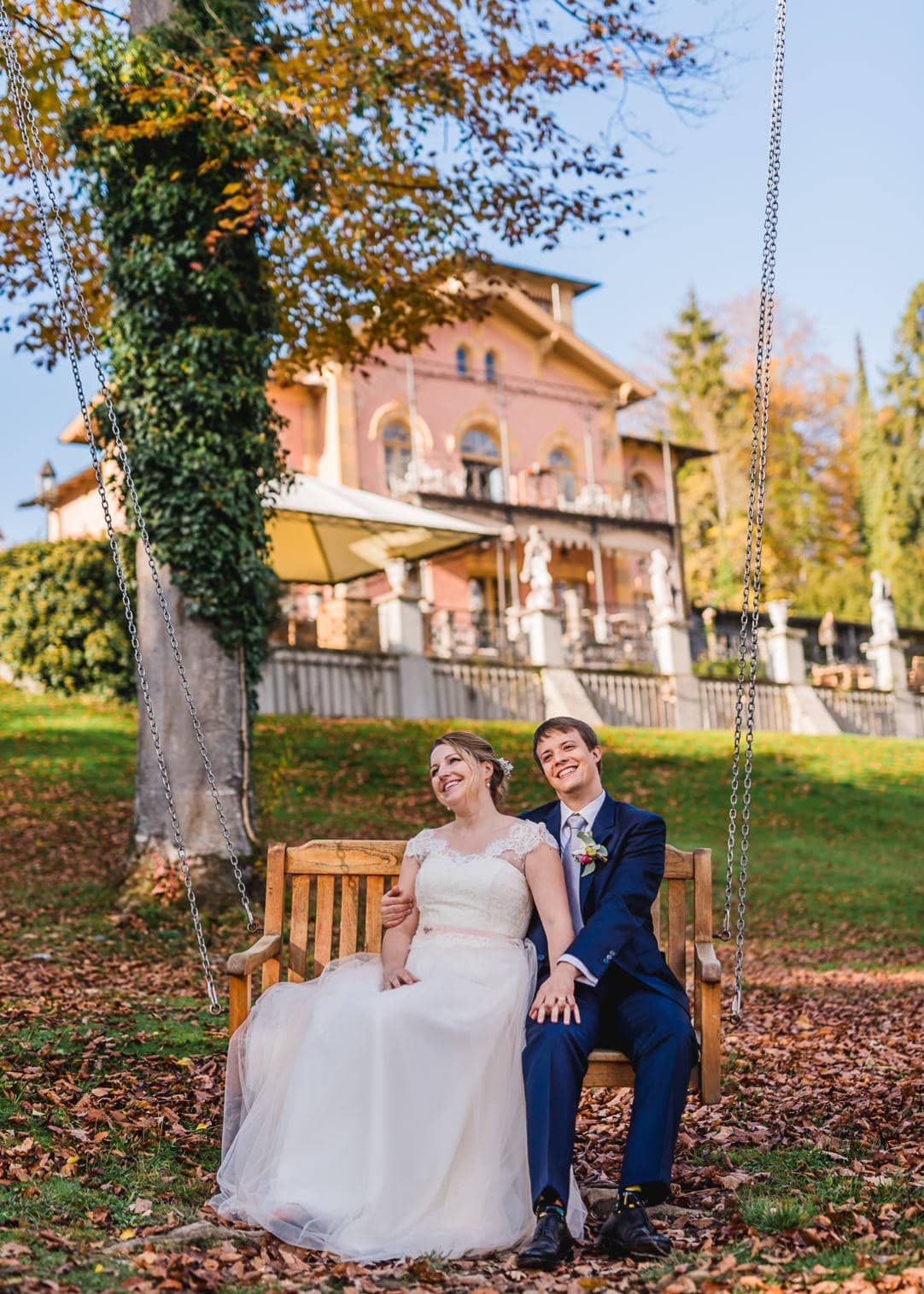 Hochzeitsportraits am Starnberger See im LaVilla auf der Schaukel, Weddingshoot mit Sonne im Herbst, Jung und Wild design, Starnberger See