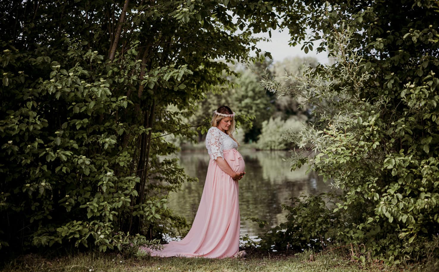 Schwangerschaftsoutfits für dein Babybauchshooting - langes Kleid mit Spitze und rosa Rock - Mica Zeitz Fotografie, München, Pfaffenhofen, Regensburg, Ingolstadt