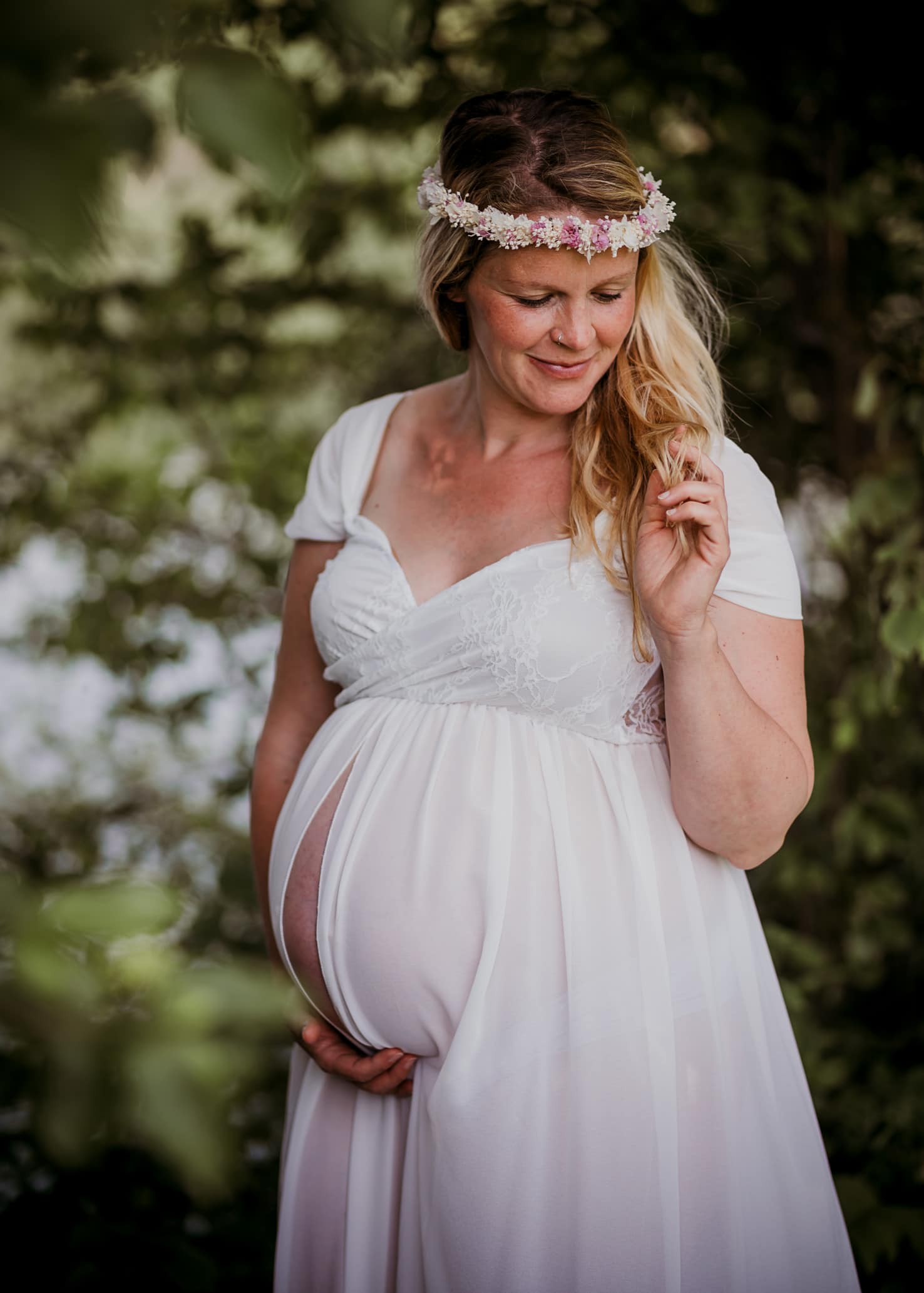 Schwangerschaftsoutfits für dein Babybauchshooting - Langes Kleid mit Spitze - Mica Zeitz Fotografie, München, Pfaffenhofen, Regensburg, Ingolstadt