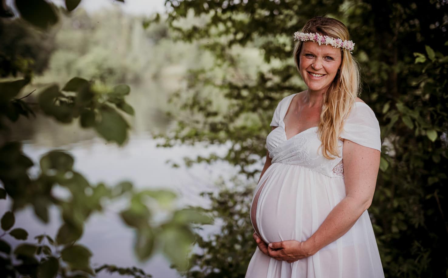 Schwangerschaftsoutfits für dein Babybauchshooting - Langes Kleid mit Spitze - Mica Zeitz Fotografie, München, Pfaffenhofen, Regensburg, Ingolstadt