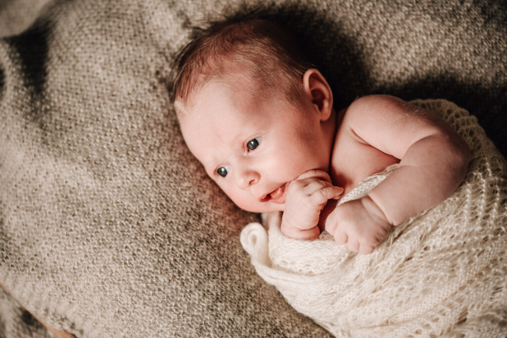 Natürliche Newbornfotos im Raum München, Pfaffenhofen und Ingolstadt von Fotografenmeisterin Mica Zeitz, professionelle Babyfotografie