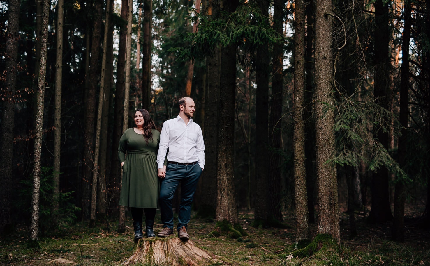 Engagementfotos, Pärchenfotos im Pfaffenhofener Stadtwald von Fotografenmeisterin Mica Zeitz