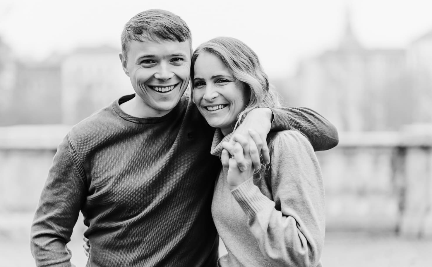 Natürliche Pärchenfotos im Winter am Friedensengel von Fotografenmeisterin Mica Zeitz, Engagementshooting