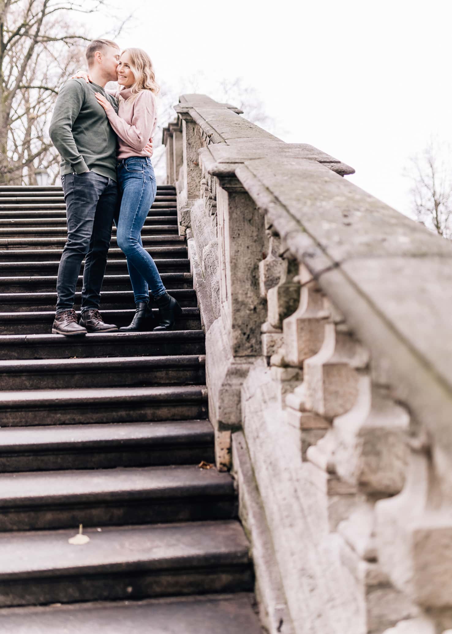 Natürliche Pärchenfotos im Winter am Friedensengel von Fotografenmeisterin Mica Zeitz, Engagementshooting