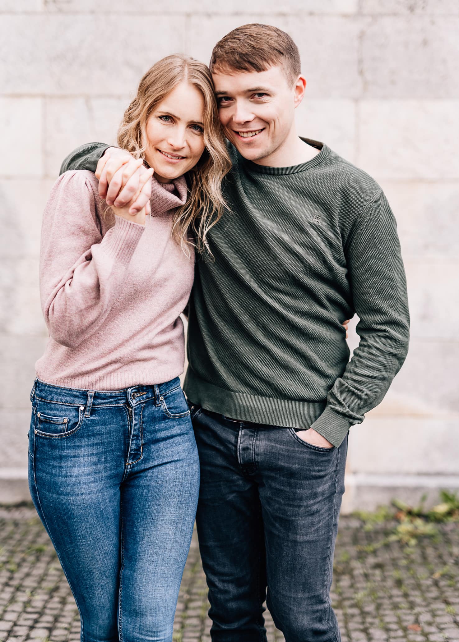 Natürliche Pärchenfotos im Winter am Friedensengel von Fotografenmeisterin Mica Zeitz, Engagementshooting