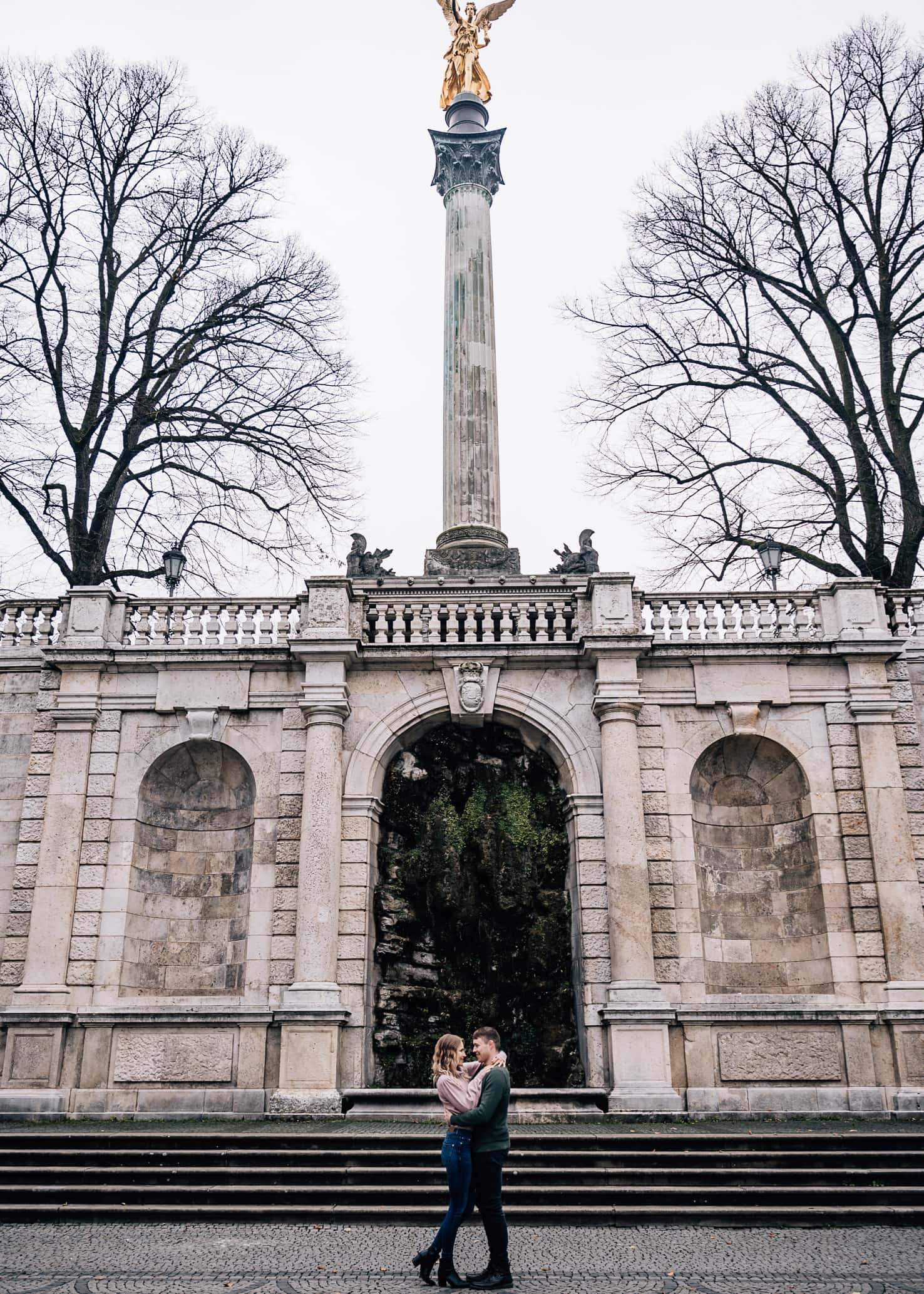 Natürliche Pärchenfotos im Winter am Friedensengel von Fotografenmeisterin Mica Zeitz, Engagementshooting