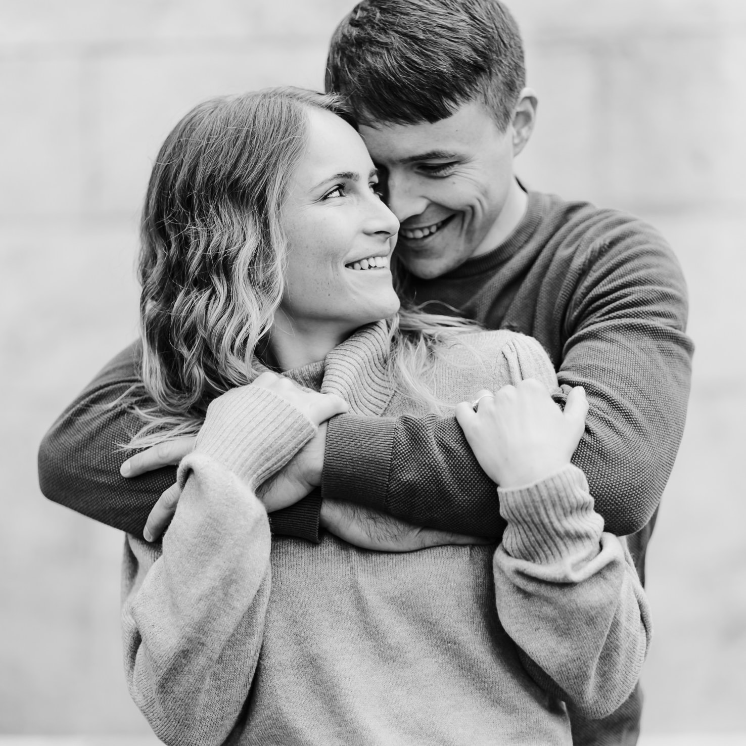 Natürliche Pärchenfotos im Winter am Friedensengel von Fotografenmeisterin Mica Zeitz, Engagementshooting