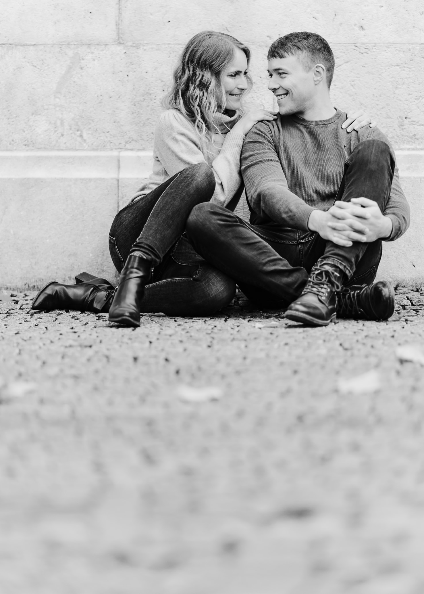 Natürliche Pärchenfotos im Winter am Friedensengel von Fotografenmeisterin Mica Zeitz, Engagementshooting