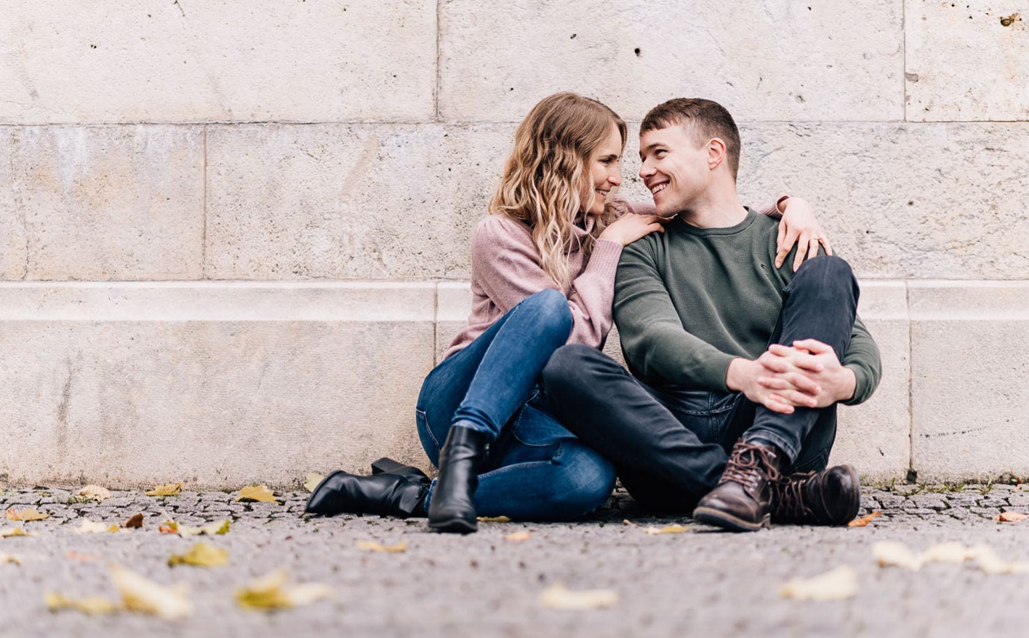 Natürliche Pärchenfotos im Winter am Friedensengel von Fotografenmeisterin Mica Zeitz, Engagementshooting