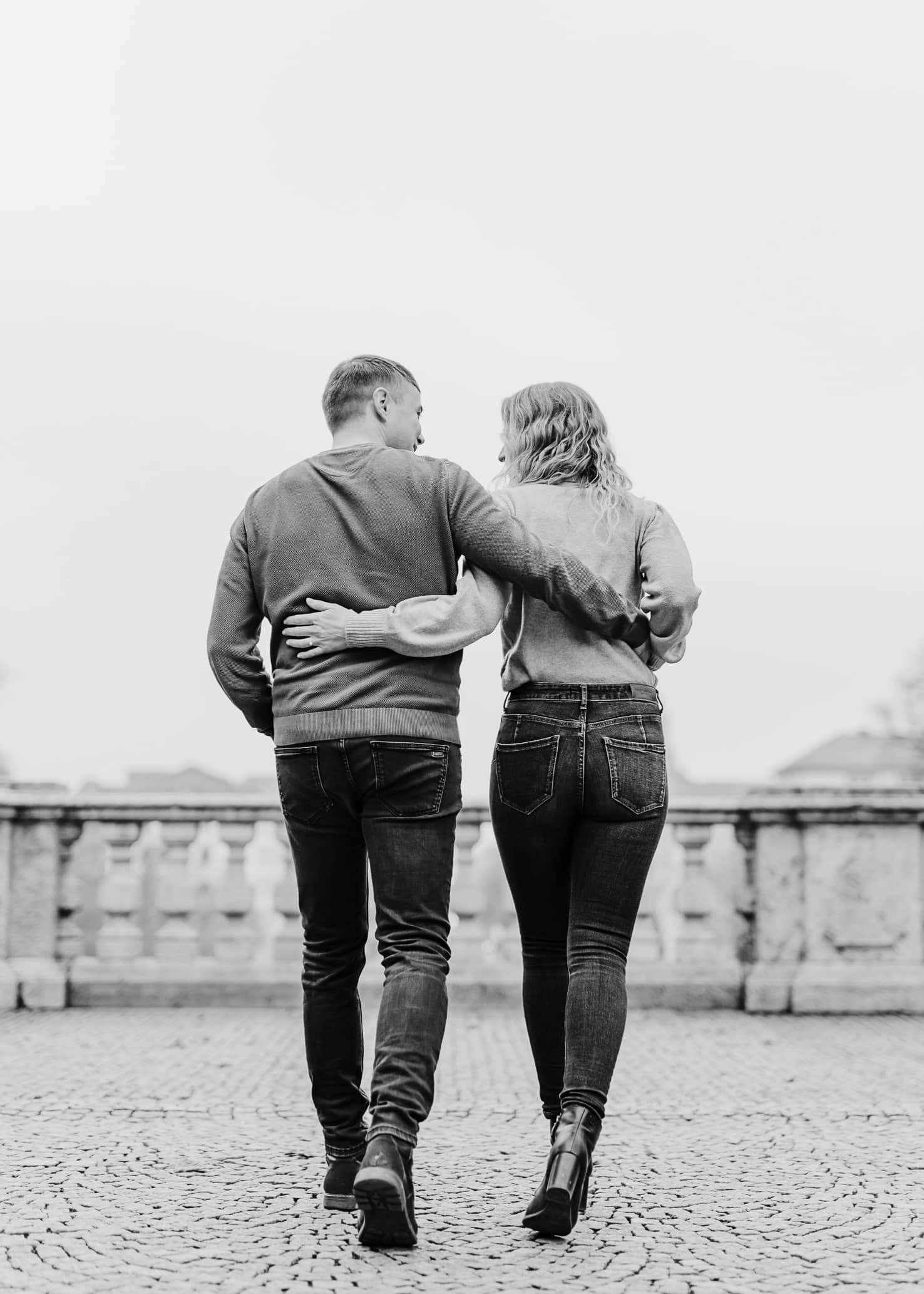 Natürliche Pärchenfotos im Winter am Friedensengel von Fotografenmeisterin Mica Zeitz, Engagementshooting