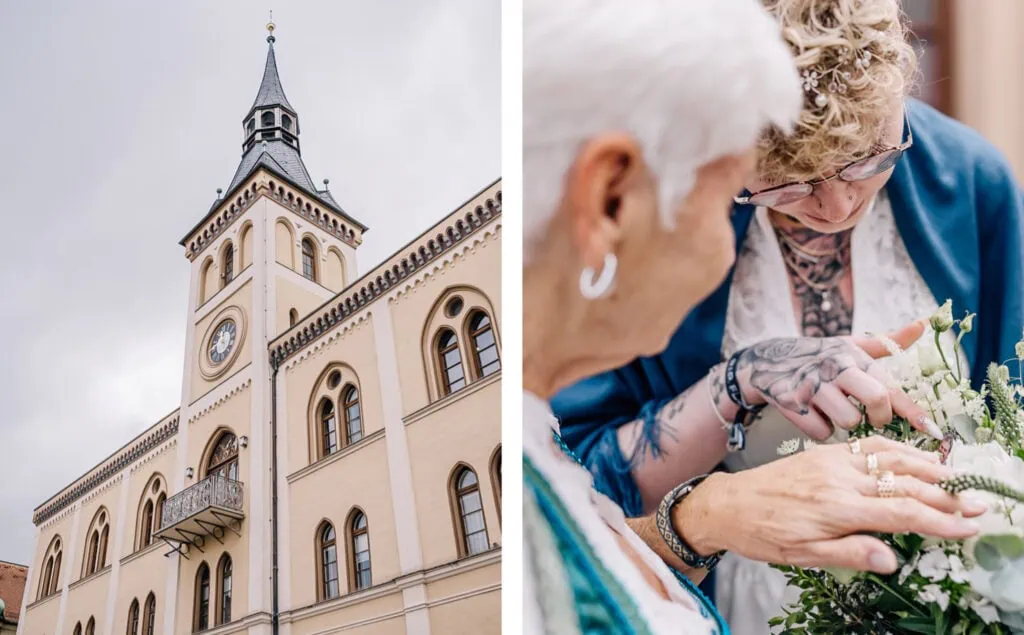 Das Bild zeigt links ein Rathaus oder öffentliches Gebäude mit Turm und Uhr und rechts zwei Personen, die mit Blumen arbeiten.