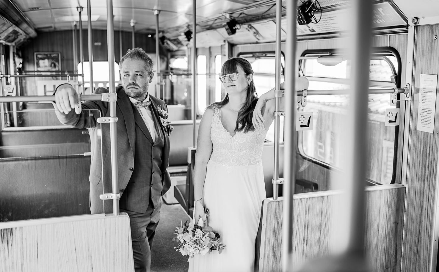 Ein Bräutigam und eine Braut stehen in einem Zugabteil.