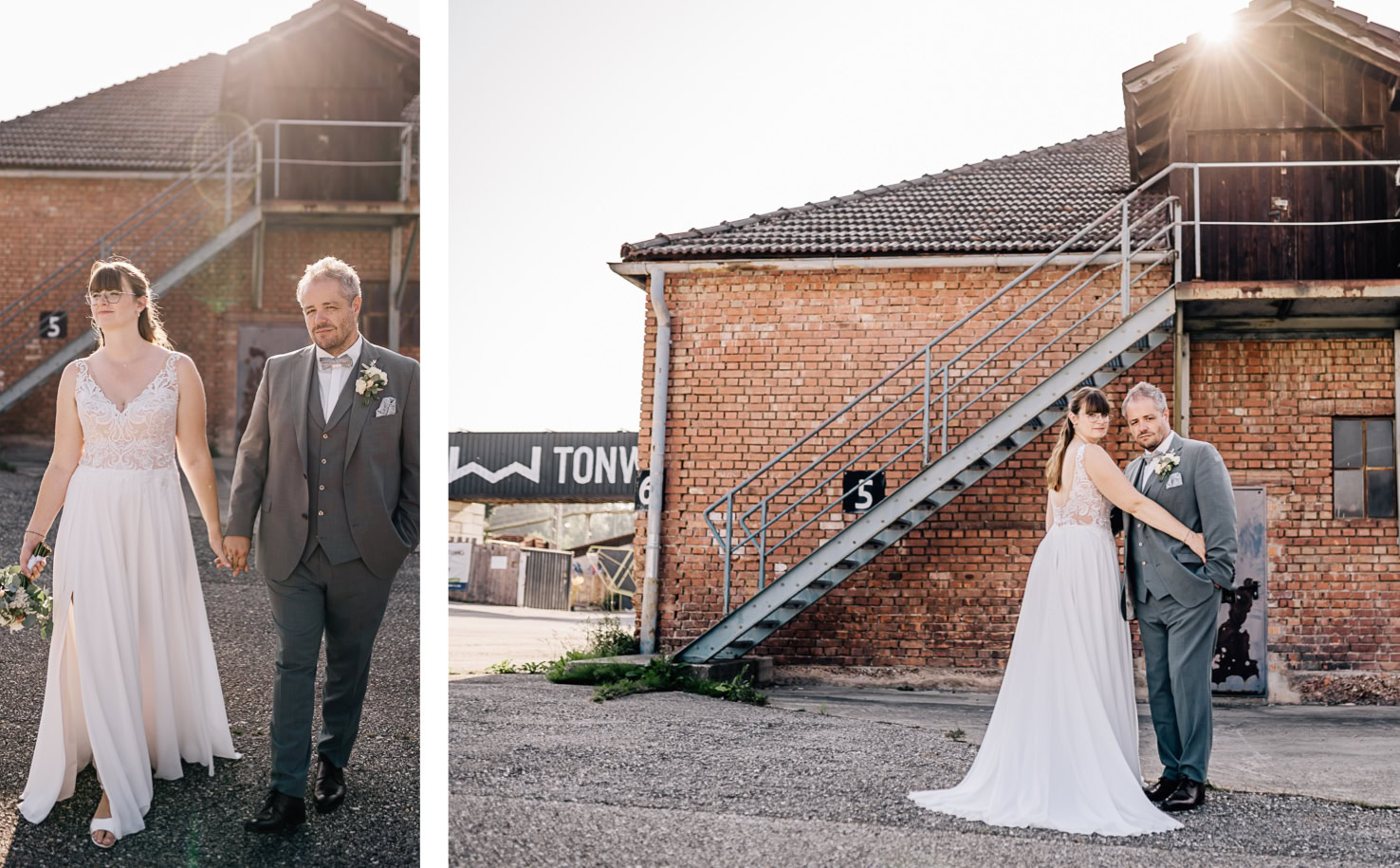 Zwei Menschen in Hochzeitskleidung posieren vor einer Backsteinwand mit einer Treppe.