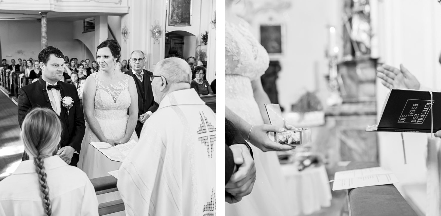 Das Bild zeigt eine Hochzeitszeremonie in einer Kirche.