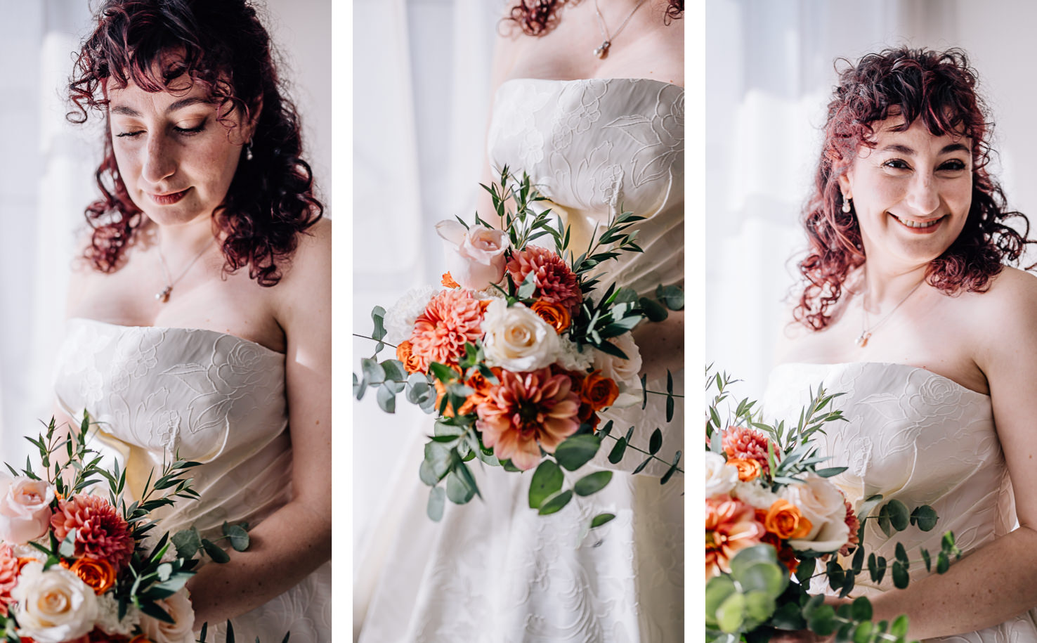 Eine Person in einem Hochzeitskleid hält einen Blumenstrauß und lächelt.