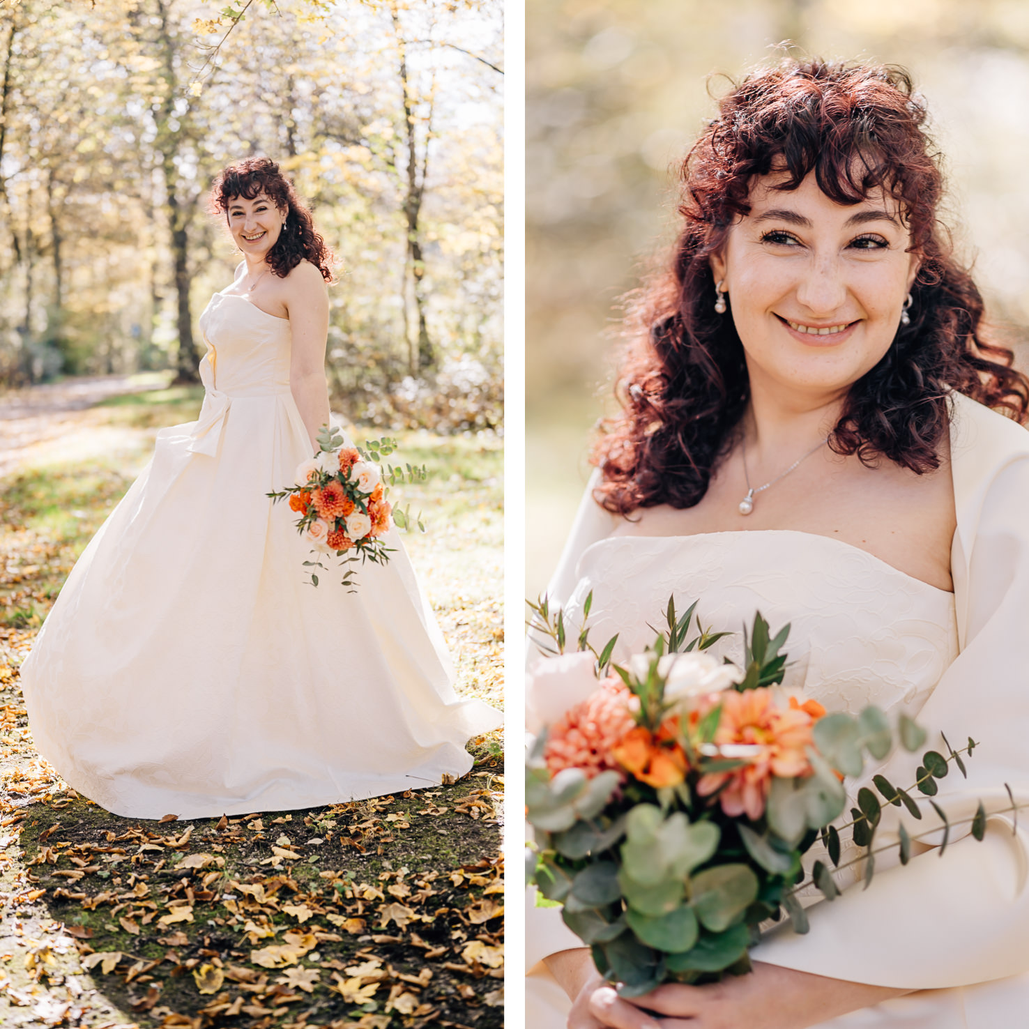 Eine lächelnde Person in einem Hochzeitskleid steht in einem herbstlichen Wald und hält einen Blumenstrauß.