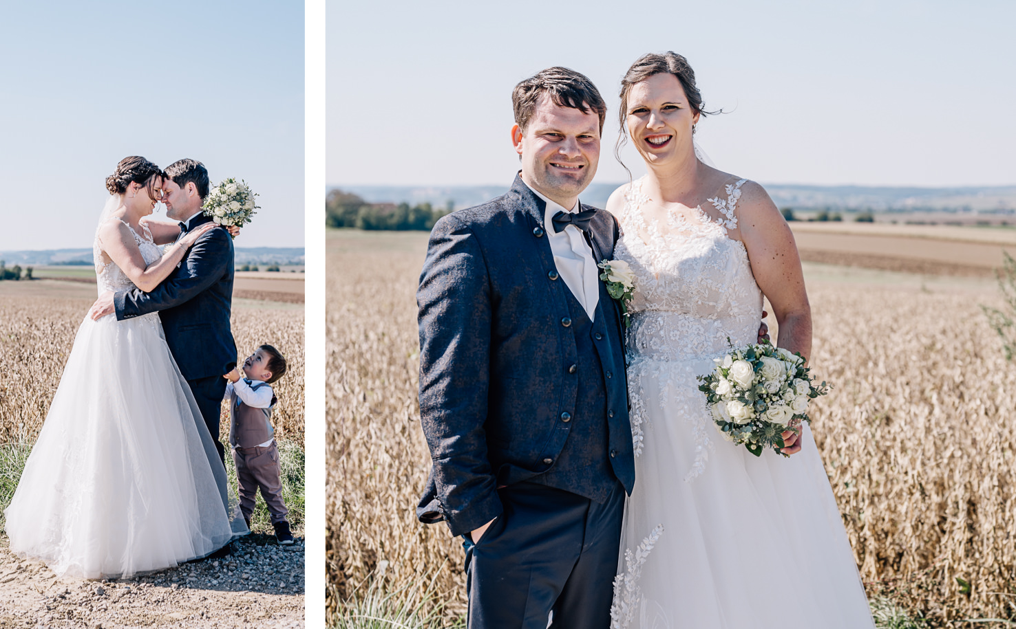 Das Bild zeigt ein fröhliches Brautpaar und ein kleines Kind bei ihrer Hochzeit im Freien, umgeben von Feldern.