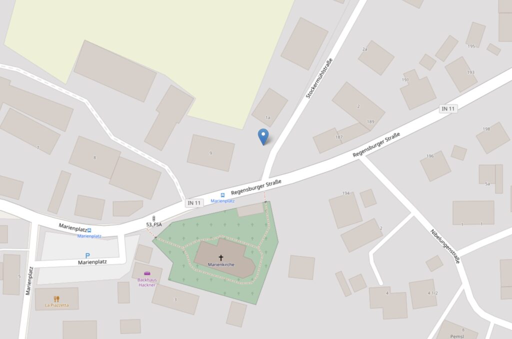 Das Bild zeigt eine detaillierte Kartenansicht des Stadtteils um den Marienplatz, die für die Navigation und Ortsbeschreibung nützlich ist. Fotografiert von Mica Zeitz, bietet die Karte hilfreiche Informationen über Straßen und wichtige Punkte in der Umgebung.