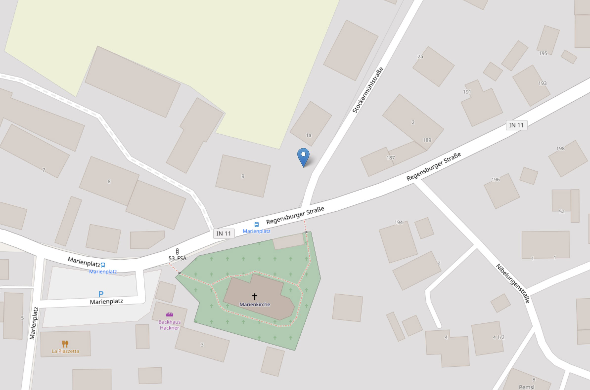 Das Bild zeigt eine detaillierte Kartenansicht des Stadtteils um den Marienplatz, die für die Navigation und Ortsbeschreibung nützlich ist. Fotografiert von Mica Zeitz, bietet die Karte hilfreiche Informationen über Straßen und wichtige Punkte in der Umgebung.