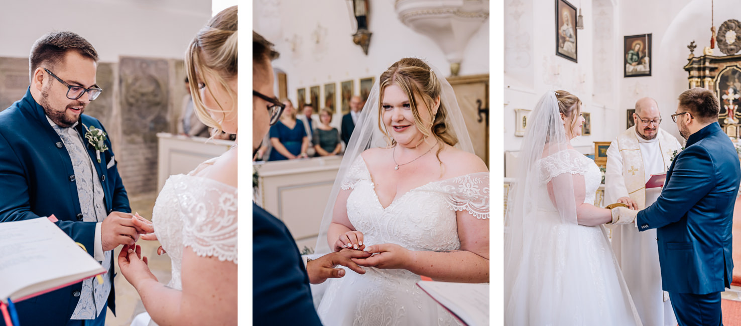 Dieses romantische Hochzeitsbild von Mica Zeitz zeigt den emotionalen Moment des Ringtauschs in einer eleganten Kirche, umgeben von liebevollen Gästen. Die Braut strahlt in ihrem prachtvollen Kleid, während der Bräutigam voller Freude den Ring ansteckt, was diesen besonderen Tag unvergesslich macht.