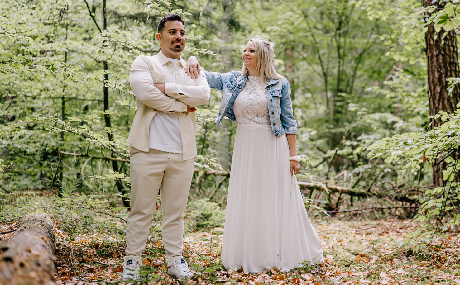 Inmitten einer malerischen Waldkulisse haben Mica Zeitz und ihr kreatives Team ein romantisches Paarshooting realisiert, das Eleganz und Natürlichkeit vereint. Die stilvolle Kombination aus einem modernen Outfit und einem eleganten Brautkleid sorgt für perfekte Fotomomente in der Natur.