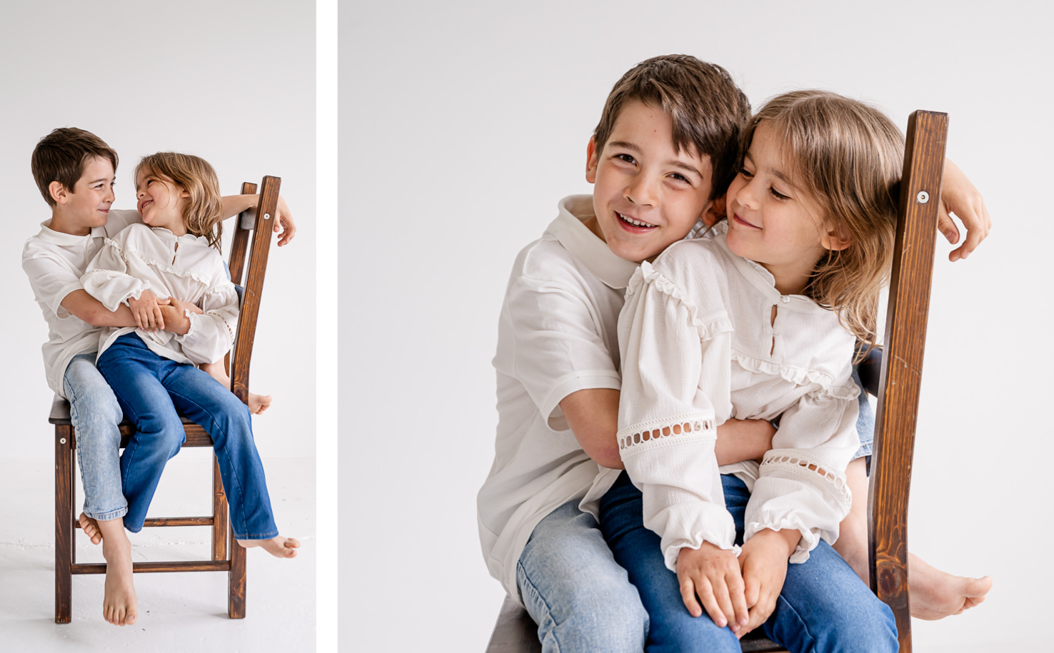 Dieses herzliche Porträt von Mica Zeitz zeigt zwei Kinder, die eng beieinander auf einem Holzstuhl sitzen und einander anstrahlen, was die tiefe Verbundenheit und Freude der Geschwister einfängt. Die sanften Farben und der neutrale Hintergrund schaffen eine beruhigende Atmosphäre, die perfekt für Familienfotos und Kinderfotografie geeignet ist.
