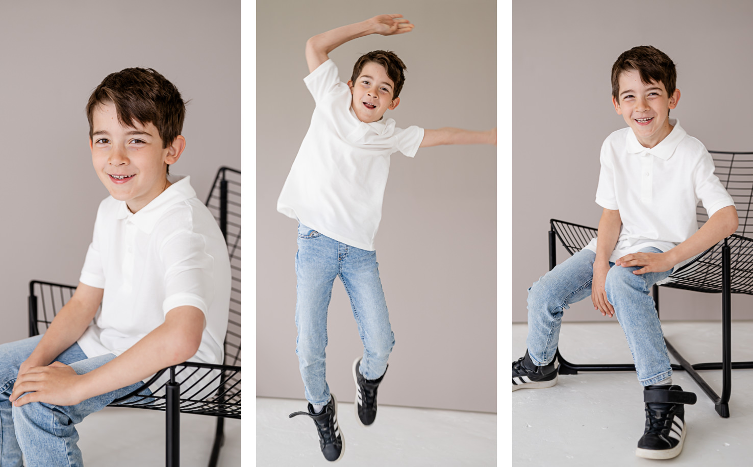 Das dynamische Kinderporträt von Mica Zeitz fängt die Lebensfreude und Verspieltheit eines Jungen in einem modernen, minimalistischen Setting ein. Mit einem lässigen weißen Poloshirt und blauen Jeans strahlt das Bild eine entspannte Atmosphäre aus, ideal für Familienfotografie und Kinderporträts.