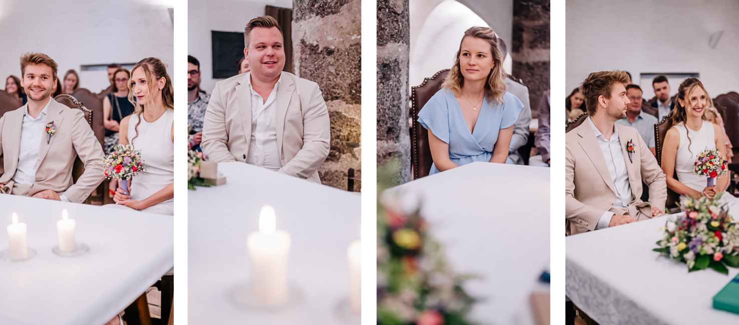 In dieser emotionalen Hochzeitszeremonie, festgehalten von der talentierten Fotografin Mica Zeitz, strahlen das Brautpaar und ihre Gäste Freude und Liebe aus. Die intime Kulisse mit sanftem Kerzenlicht und Blumenarrangements schafft eine zauberhafte Atmosphäre, die den besonderen Moment der Eheschließung perfekt einfängt.