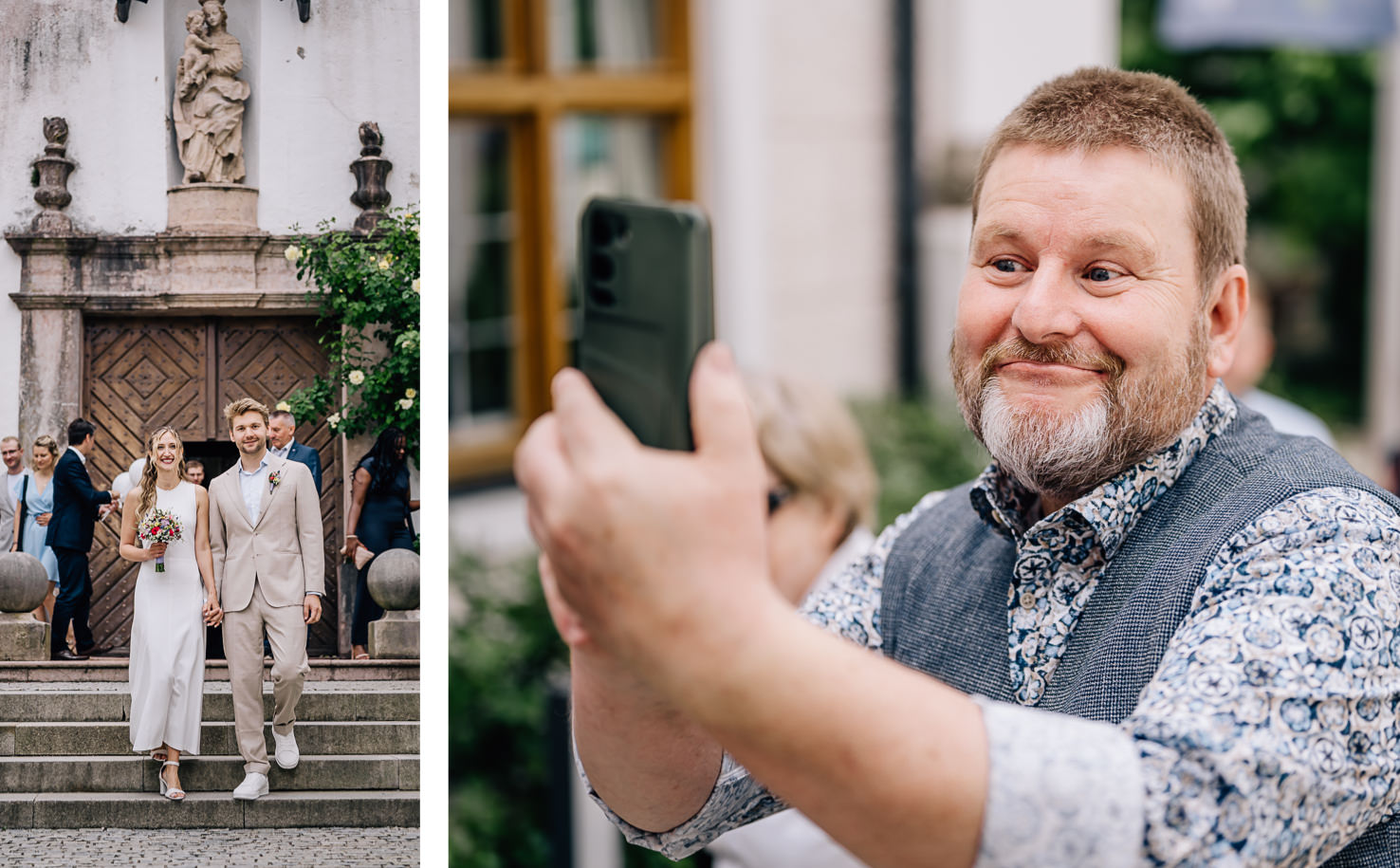 In diesem emotionalen Hochzeitsmoment, festgehalten von Fotografin Mica Zeitz, strahlt das Brautpaar Freude und Glück aus, während sie Hand in Hand nach ihrer Zeremonie auf die Gäste zusteuern. Nebenbei fängt ein lächelnder Gast den besonderen Augenblick mit seinem Smartphone ein, was die herzliche Atmosphäre der Feier unterstreicht.
